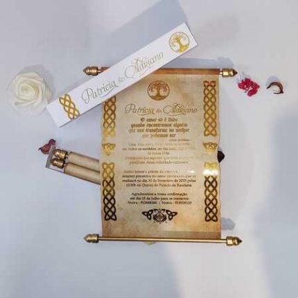 Convite de Casamento Luxuoso em formato de pergaminho com detalhe de escrita dourada.