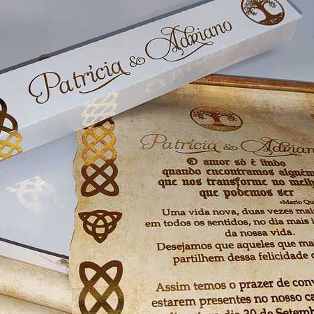 Convite de Casamento Luxuoso em formato de pergaminho com detalhe de escrita dourada.