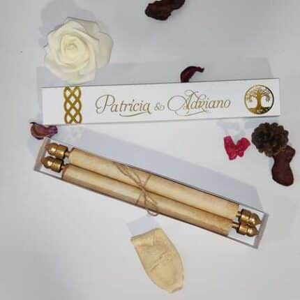 Convite de Casamento Luxuoso em formato de pergaminho com detalhe de escrita dourada.