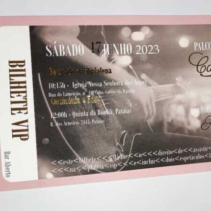 Convite de casamento com o tema música em que o próprio convite faz lembrar um bilhete para um concerto