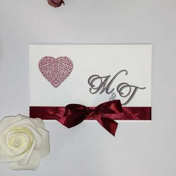 Convite de casamento de design chamativo e elegante com o amor como centro.