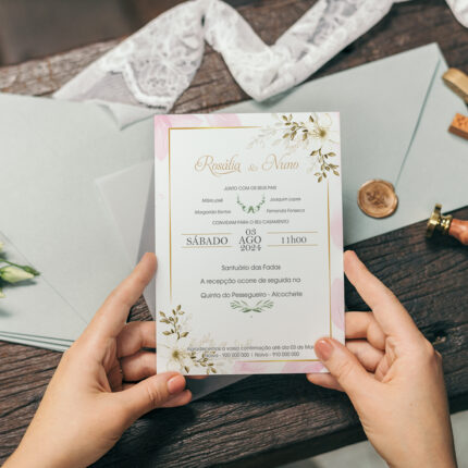 Convite de casamento extrema elegância e requinte com marcas florais e motivos rosa e dourado.